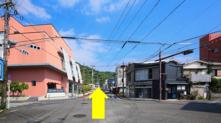 アマホームPLAZAのある五差路から、保健所通りを屋仁川方面へ進みます