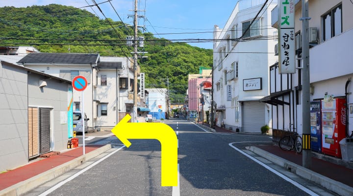 左手にコインランドリーが見えたら、その道を左折します