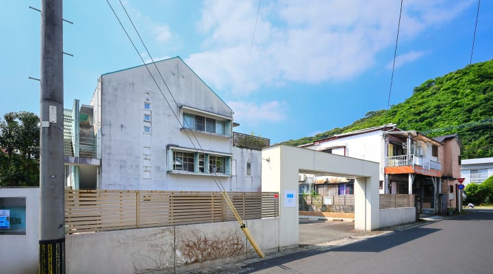 しばらく直進すると左側に当院がございます